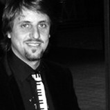 Cristian Moya. Piano, Hammond y coros