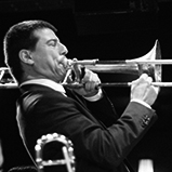 Víctor Correa tocando trombón